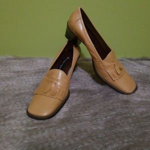 Etienne Aigner soft leather camel Parlay size 7
